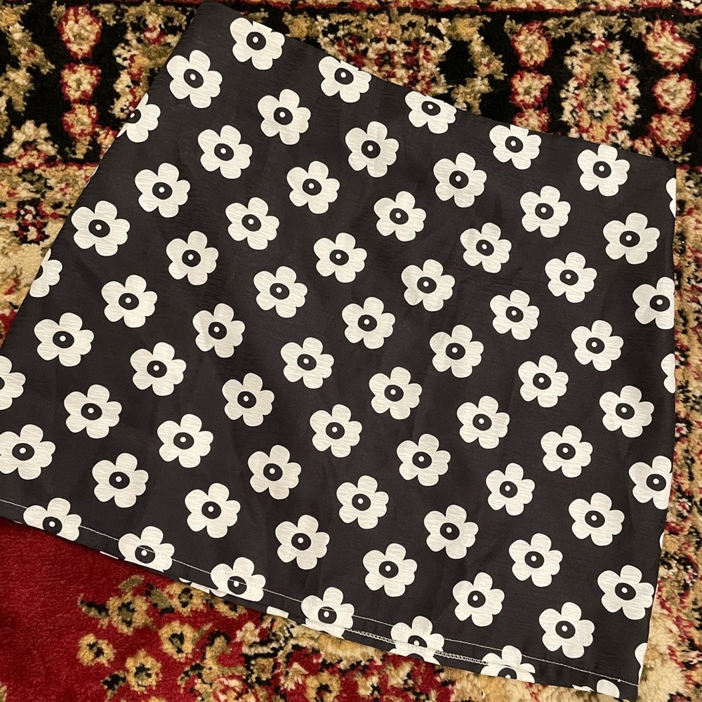 Shein mini skirt 🖤🤍🖤